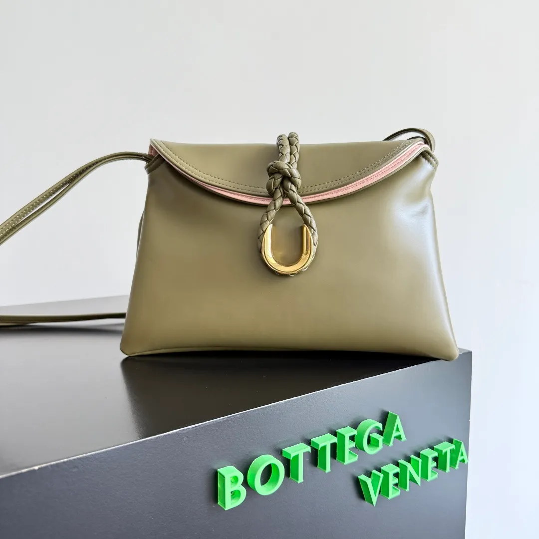 Batch 1520 Inspired by the 1970s, the Bottega Veneta women's logo shoulder bag has a smooth leather surface that brings a clean and handsome feel, just like the neatness and tenacity of a working woman. The front buckle has high-quality hardware pendant body, the overall retro elegance, and the excellent leather feels soft. This Bottega Veneta series can be described as beautiful, weakening the complexity of the outfit, not competing for it, and only using the best quality to interpret itself. Style number: 806030 (small size) Size: 27*16*6cm